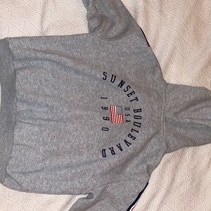 grey cropped hoodie 🤍